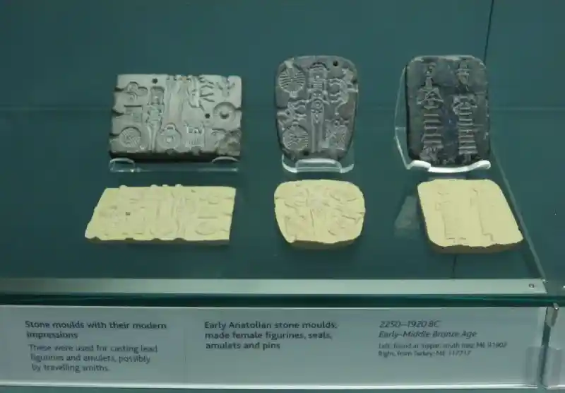 Solar disc on stone moulds (2250-1920 B.C.)